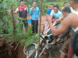Trenggalek Diguyur Hujan 5 Jam, Pemotor Suami Istri Terperosok Tanah Amblas