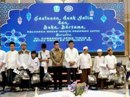IKAPTK Jatim Santuni Anak Yatim, Pj. Gubernur Adhy: Kepedulian ini Jadi Contoh bagi ASN Lainnya
