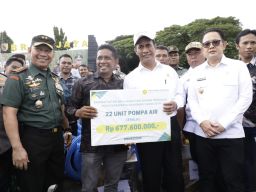 Terima Bantuan Alsintan dan Benih dari Menteri Pertanian RI Pj Gubernur Adhy Optimis Produksi Pertanian Jatim Meningkat