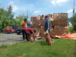 Akan Ngeban, Truk Muatan Rosokan Terguling di Madiun