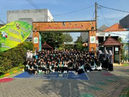 Santri MTS Manbaul Hikam Sidoarjo Kunjungi Kampung Edukasi Sampah