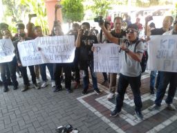 Jurnalis-Mahasiswa Surabaya Bereaksi, Tolak Pembungkaman di RUU No 32 Tahun 2002