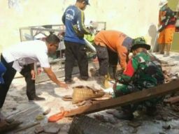 Rumah Ambruk Timpa Dua Janda Lanjut Usia di Kota Madiun
