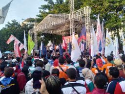 Satu Mei, Solidaritas Perjuangan Buruh Indonesia, di Jatim Buruh Orasi di Depan Kantor Gubernur