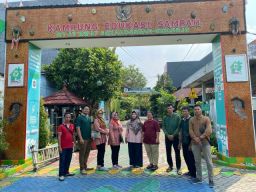 Kampung Kauman Berseri Tambak Osowilangun Surabaya Kunjungi Kampung Edukasi Sampah