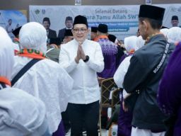 Pj. Gubernur Adhy Lepas 366 Jamaah Haji Kloter Pertama Embarkasi Surabaya