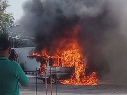 Usai Isi BBM, Minibus Tinggal Kerangka Terbakar di SPBU Takeran Magetan