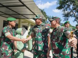 KSAD Jenderal TNI Maruli Simanjuntak Tinjau Hasil Renovasi Rumdis di Yonif 512/QY