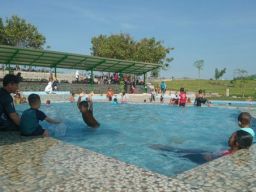 Ribuan Warga Meriahkan Pre Unveiling Kolam Renang Hills View Desa Sukosari Madiun