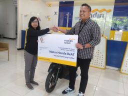 Anis Widorini Arek Suroboyo Pemenang Undian Motor Program Bertabur Hadiah Bank Mandiri Taspen