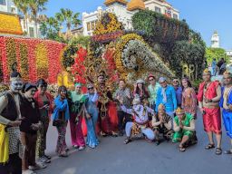 BRI RO Surabaya Hadirkan Mobil Hias Retro di Parade Bunga dan Pawai Budaya Surabaya Vaganza 2024