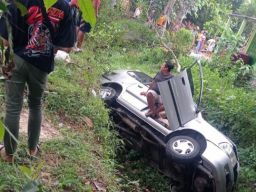7 Orang Terluka, Usai Piknik di Telaga Sarangan Magetan Mobil Terbalik di Parit