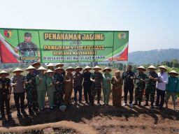 Pangdam Mayjen TNI Rafael Tinjau Pipanisasi dan Tanam Jagung di Nganjuk