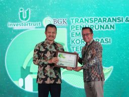 Dukung Penurunan Emisi Karbon, Bank Jatim Sabet Penghargaan dari Investortrust.id & BGK Foundation