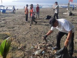 Peduli Kelestarian Lingkungan, Pelindo Gelar Aksi Bersih Pantai Teluk Penyu Cilacap