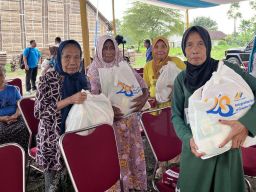 Ratusan Warga di Tiga Kota Terima Paket Sembako Gratis dari Program CSR PTPN I Regional 4