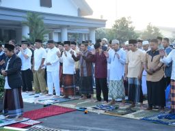 Komandan Puspenerbal Serahkan 58 Hewan Kurban Usai Solat Idul Adha 1445 H