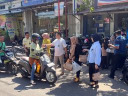 Jumat Berkah, Karyawan BRI Kusuma Bangsa Berbagi Makanan untuk Nasabah dan Warga