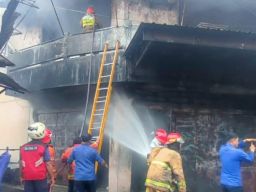 Diduga Korsleting, Toko Oli di Magetan Amblas Dilalap Jago Merah