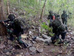 Prajurit Yonif 5 Marinir Latihan Serangan di Wonogoro