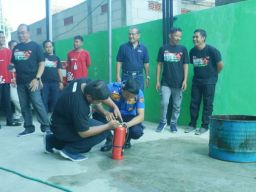 Relawan PMI Markas Ngawi Dapat Pelatihan Padamkan Kebakaran