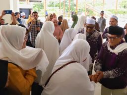 Warga Pidie Melepas Haru Pj Bupati dan Istri Menunaikan Ibadah Haji