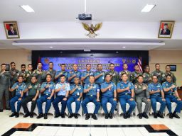 Komandan Puspenerbal Buka Pelatihan Perdana Tri Matra TNl Take Off Landing Helikopter di KRI