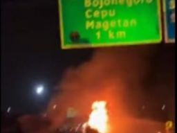 Truk Tangki Pertamina Terbakar Dekat Exit Tol Ngawi