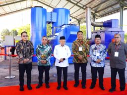 Pj. Gubernur Adhy Dampingi Wapres Ma'ruf Amin Tinjau Pabrik Pengolahan Limbah B3 di PIER Pasuruan