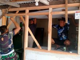 Babinsa Menganti Bantu Warga Miliki Tempat Tinggal Layak