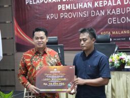 KPU Jatim Serahkan Santunan ke Ahli Waris Pantarlih yang Meninggal Dunia