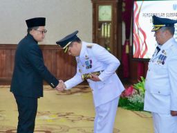 Lantik Pj .Bupati Bondowoso dan Pj. Bupati Jombang, Ini Pesan Pj Gubernur Adhy