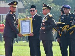 Pj. Gubernur Jatim Terima Piagam dan Pin Emas dari Kapolri