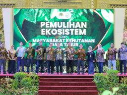 Pj. Gubernur Adhy Ajak Masyarakat Jatim Masifkan Sedekah Oksigen dengan Tanam Mangrove