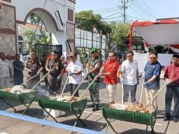 Kejari Sidoarjo Musnahkan Barang Bukti Sitaan Perkara