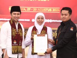 Ketua KPU Jatim Menerima Berkas Pendaftaran Bacalon Gubernur Wakil Gubernur, Khofifah Emil
