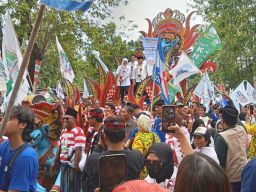 Kirab Budaya Mengawal Pendaftaran Khofifah-Emil ke KPU Jawa Timur