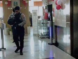 Petugas KPK Geledah Ruangan di Pemprov Jawa Timur