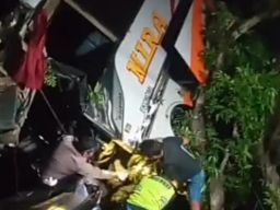 Bus Mira Tabrak Pohon Masuk Parit, di Ngawi
