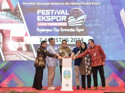 Pj. Gubernur Adhy Lepas Ekspor Produk Unggulan Jatim ke Empat Negara, Total Rp 1,3 Miliar