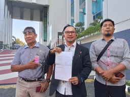 LSM ICON RI Kembali ke Kejati Jatim, Serahkan Barang Bukti Material Proyek, Terkait Dugaan Penyimpangan