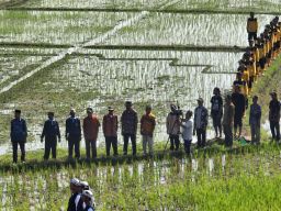 Dukung Ketahanan Pangan, Gelar Upacara di Saluran Irigasi Bersama Petani