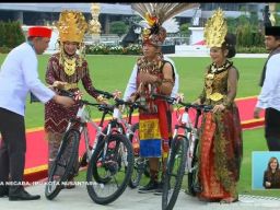 Istri Ketua DPD RI Dapat Hadiah dari Presiden Jokowi