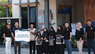 BRI Surabaya BO Diponegoro Serahkan Gerobak BRILiaN dan Salurkan Zakat Paket Pendidikan YBM BRILiaN