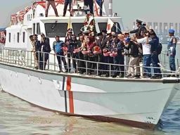 Kenang Perjuangan Pahlawan, KSOP Gresik Tabur Bunga di Laut