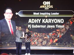 Pj. Gubernur Jatim Borong Tiga Penghargaan CNN Indonesia Award 2024