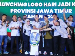 Serahkan Hadiah Sayembara Logo di Hari Jadi ke-79 Jatim, Pj. Gubernur Adhy: Angkat Filosofi Persatuan Jatim