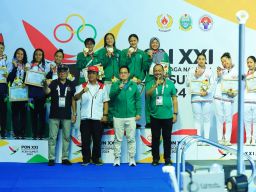 Pj. Gubernur Adhy Kalungkan Medali ke Dua Atlet Renang Jatim di PON XXI Aceh