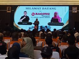 Khofifah Sapa Pedagang Pasar Blimbing, Ajak Bersholawat Kru Bagong Transport Malang