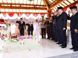 Pj. Gubernur Jatim Ziarah dan Tabur Bunga ke Makam Gubernur Soerjo